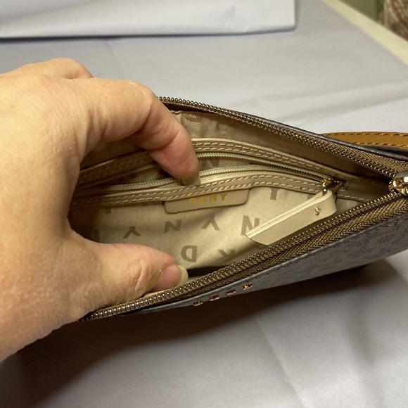 DKNY crossbody - Picture 8 of 8